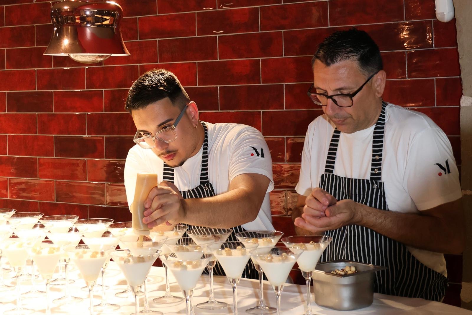 Roberto y Davide Costagliola emplatando postres en la cocina de Casa Maestro Bistró