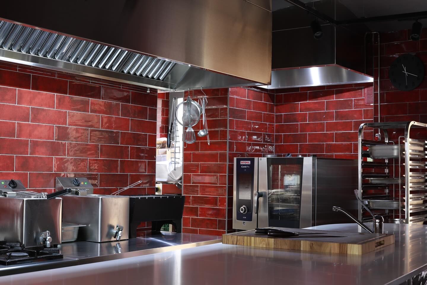 Cocina abierta de Casa Maestro Bistró con azulejos rojos