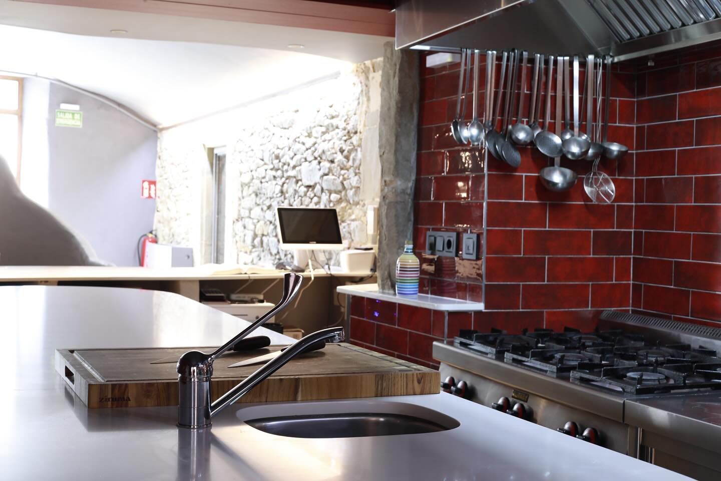 Detalle de la cocina abierta de Casa Maestro