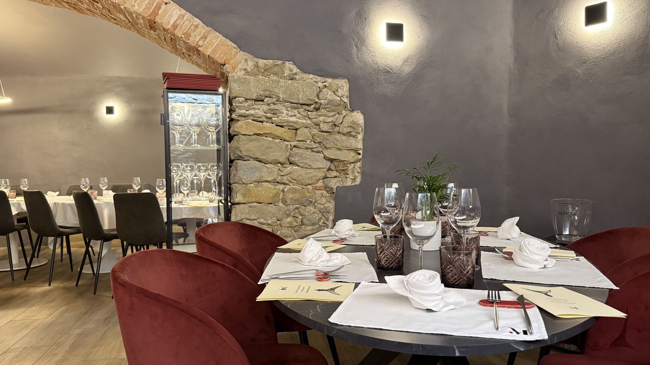 Rincón del comedor de Casa Maestro entre piedra original