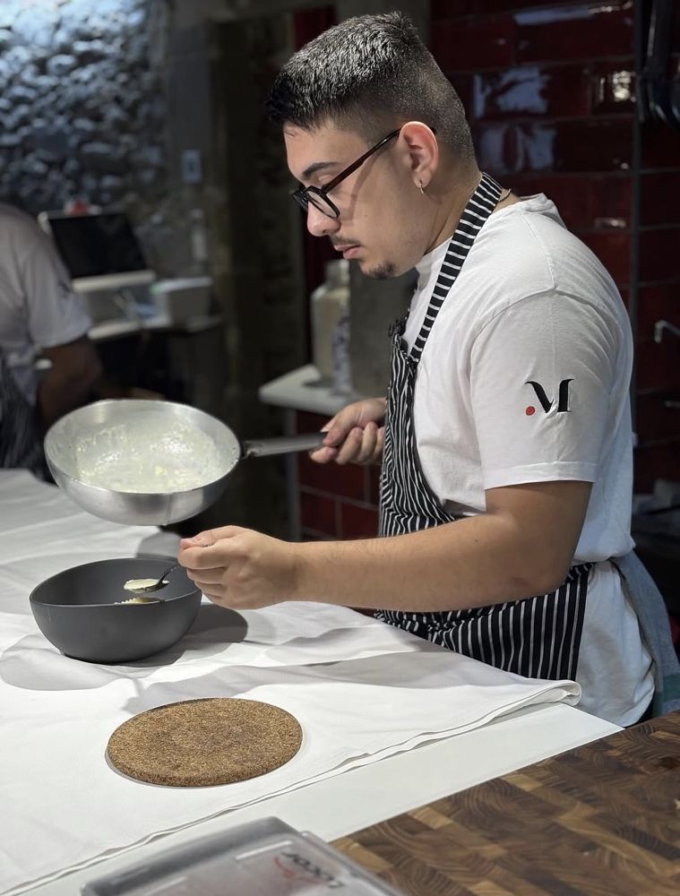 Davide Costagliola emplatando en la cocina de Casa Maestro