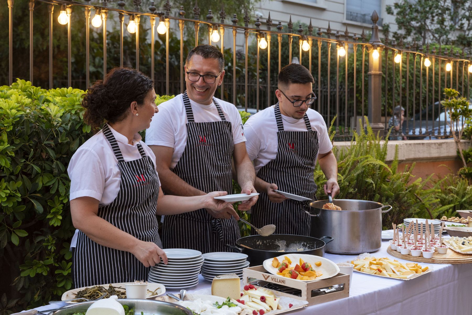Equipo de Casa Maestro en un evento de catering con showcooking