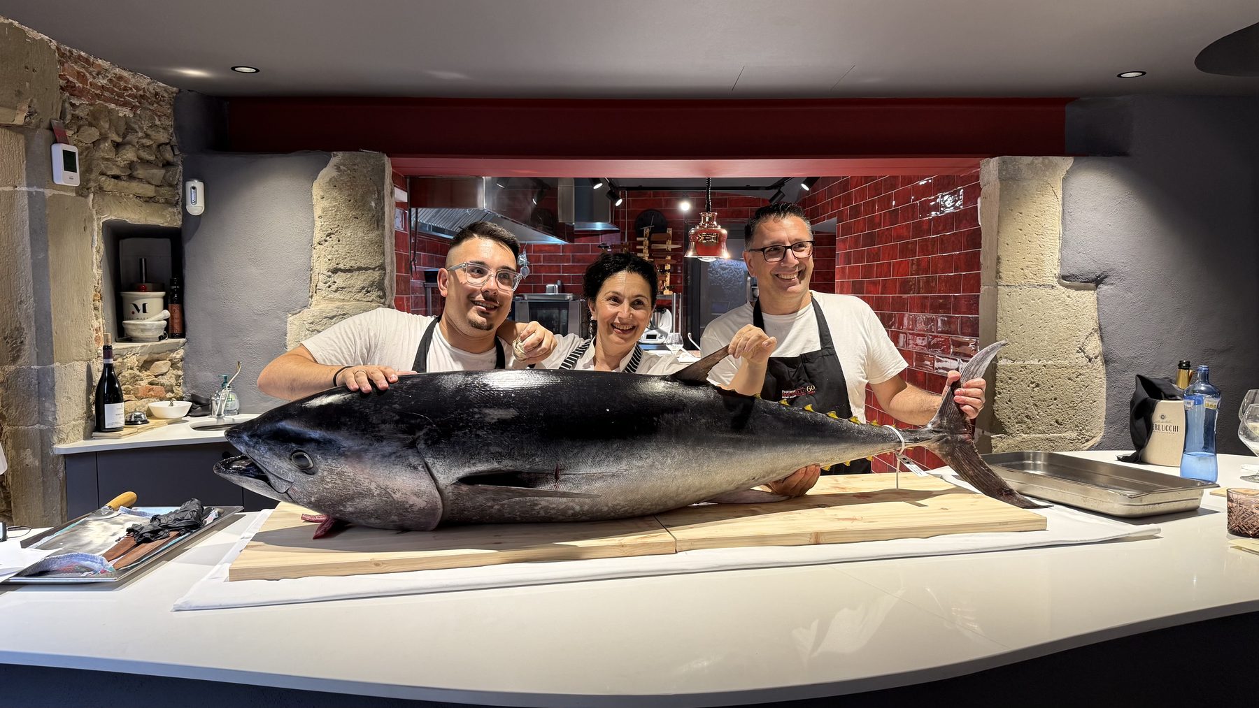 Ronqueo de atún rojo en Casa Maestro Bistró: la familia Costagliola con el atún entero antes del despiece