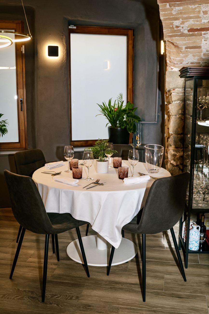 Mesa vestida del comedor de Casa Maestro Bistró en Castellterçol