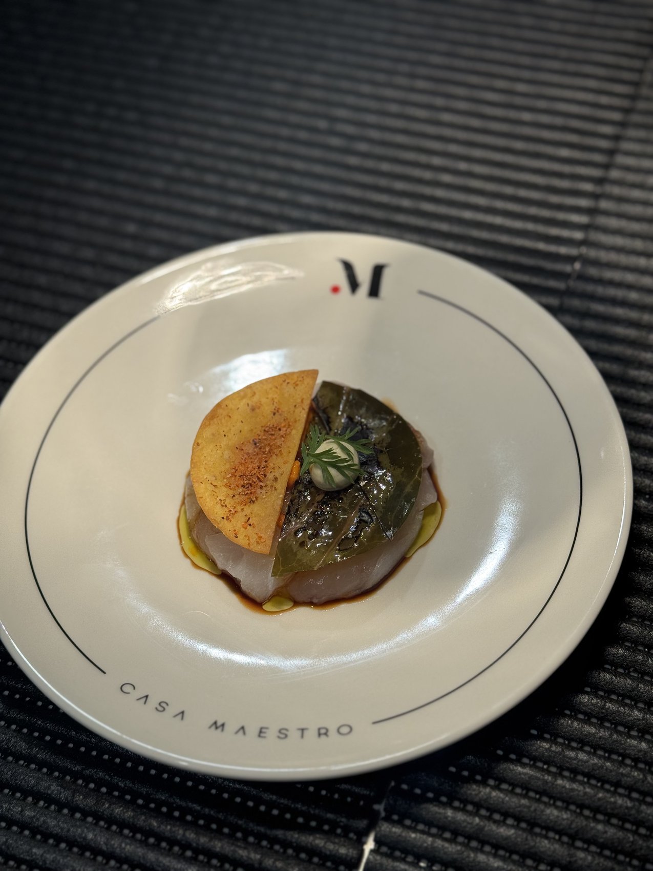 Carpaccio de bacalao con col quemada, taco frito y crema de pimiento de Casa Maestro