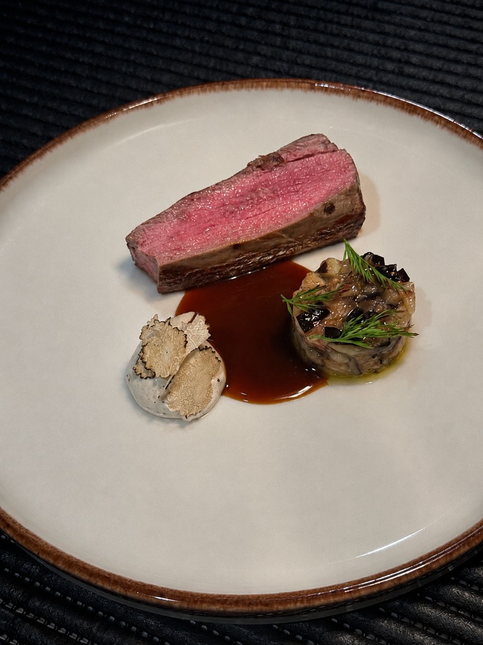 Solomillo con trufa blanca de Casa Maestro Bistró
