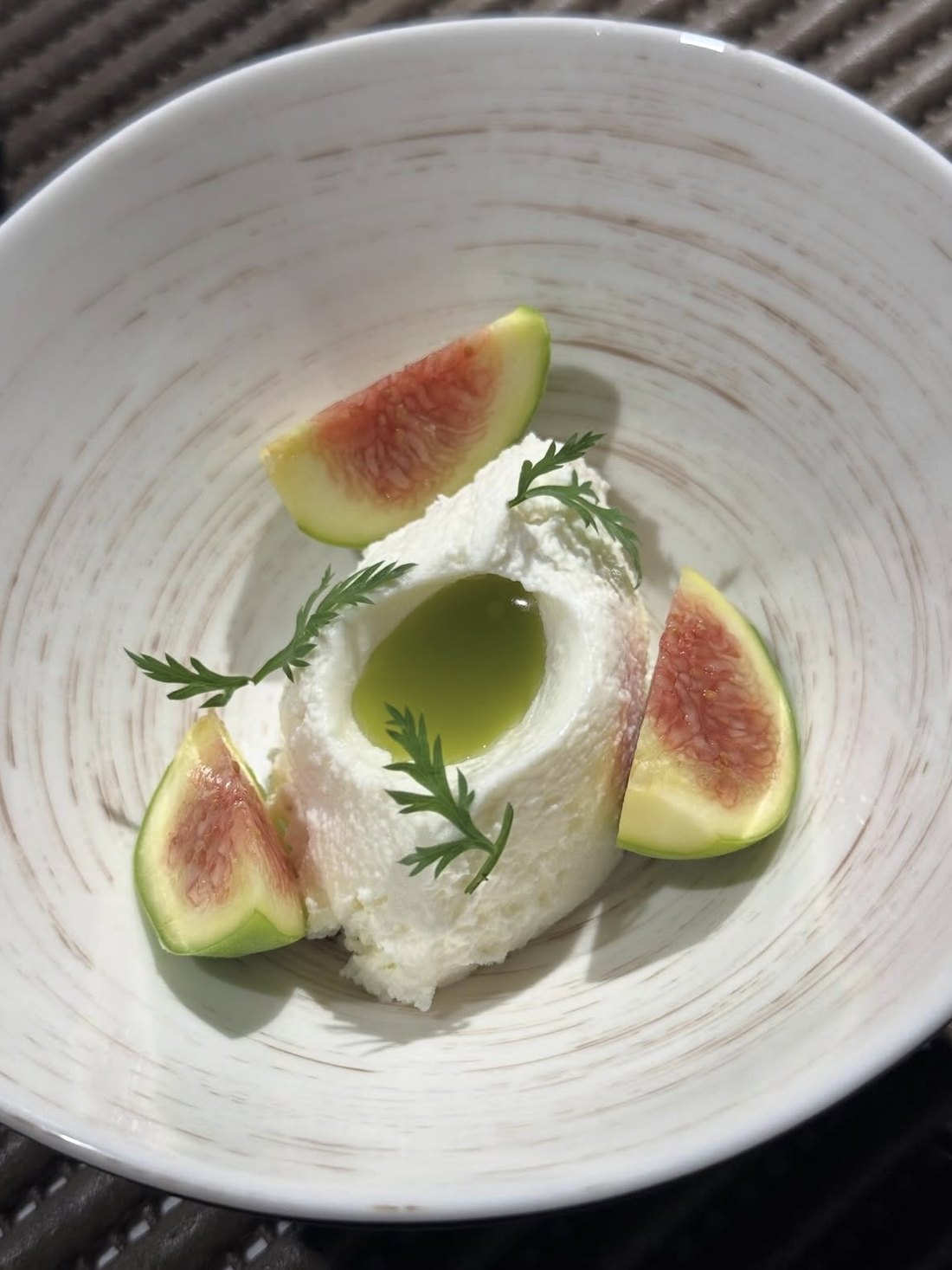 Ricotta con higos frescos de Casa Maestro Bistró