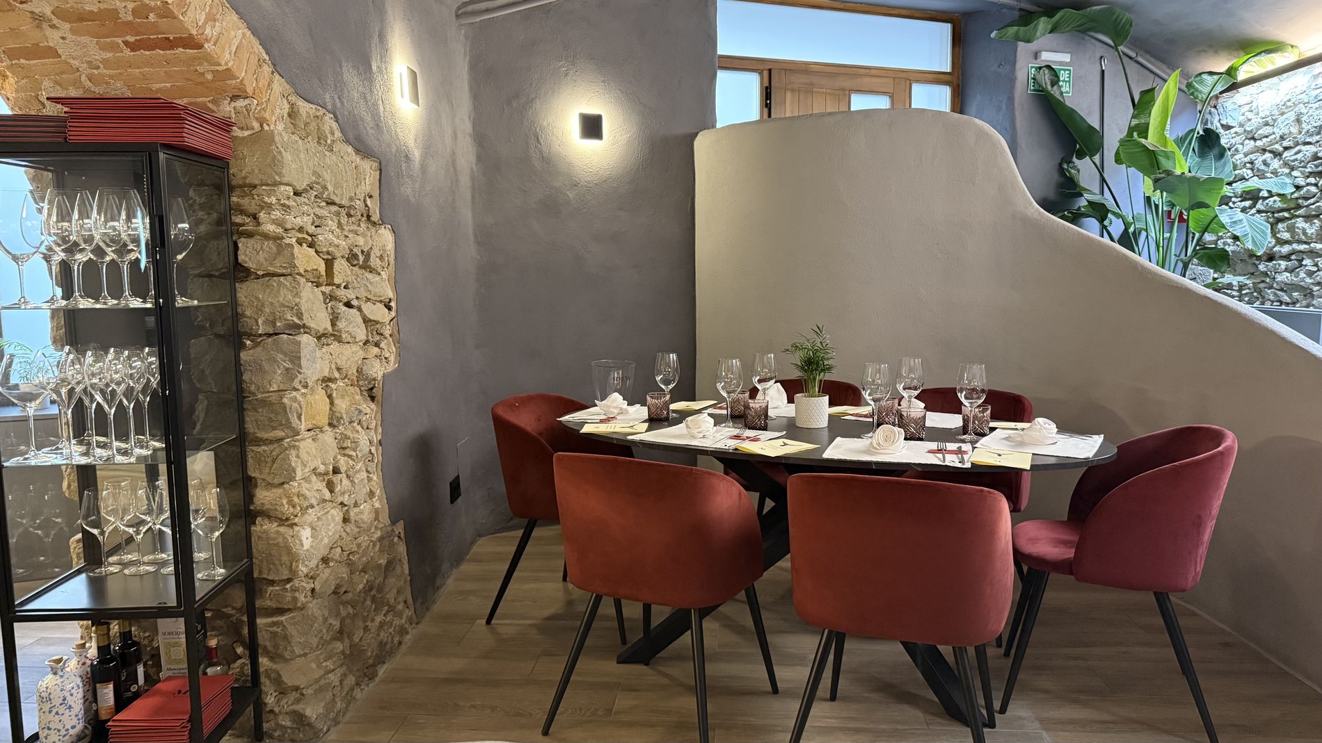 Salón comedor de Casa Maestro Bistró con muros de piedra original