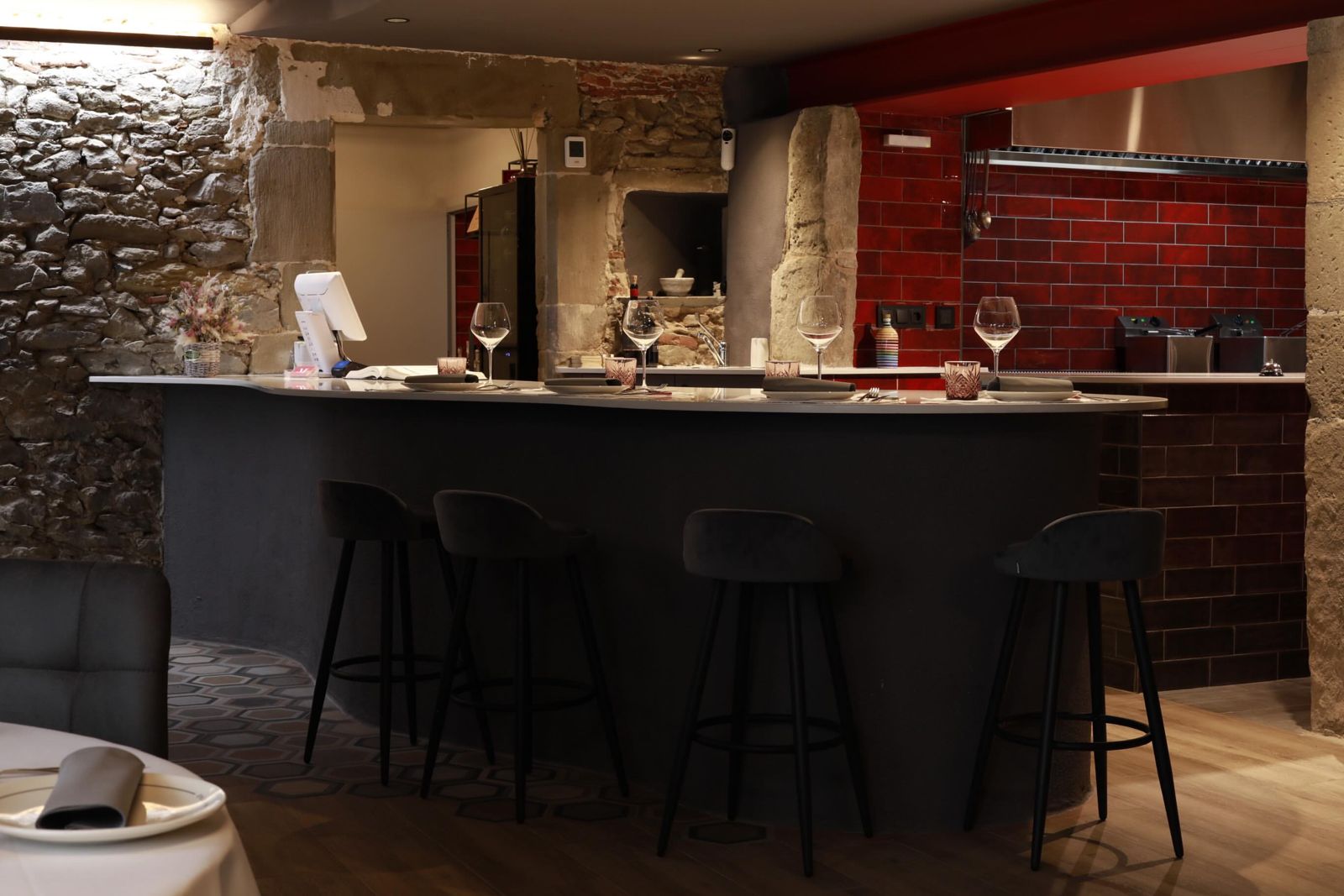 Zona de barra con cocina vista de Casa Maestro Bistró