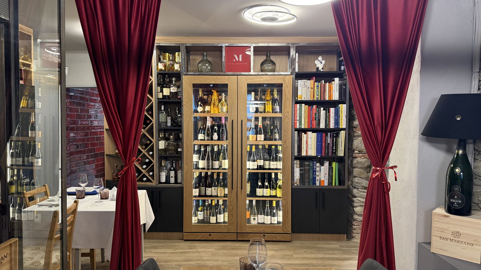 Rincón del champán de Casa Maestro Bistró, ideal para celebrar con una tarjeta regalo